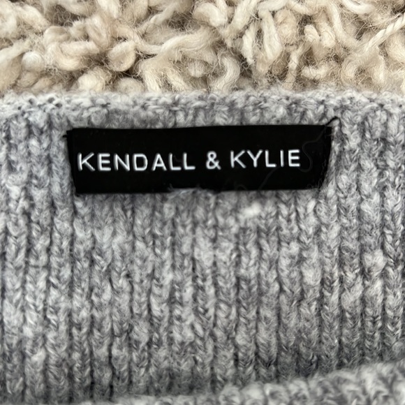 Kendall & Kylie off the should grey sweater - Picture 2 of 2